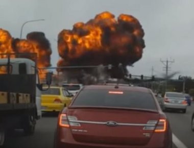 ΗΠΑ: Αεροπλάνο πέφτει σε αυτοκινητόδρομο, γίνονται εκρήξεις και όμως όλοι ... έζησαν! (φωτό, βίντεο)